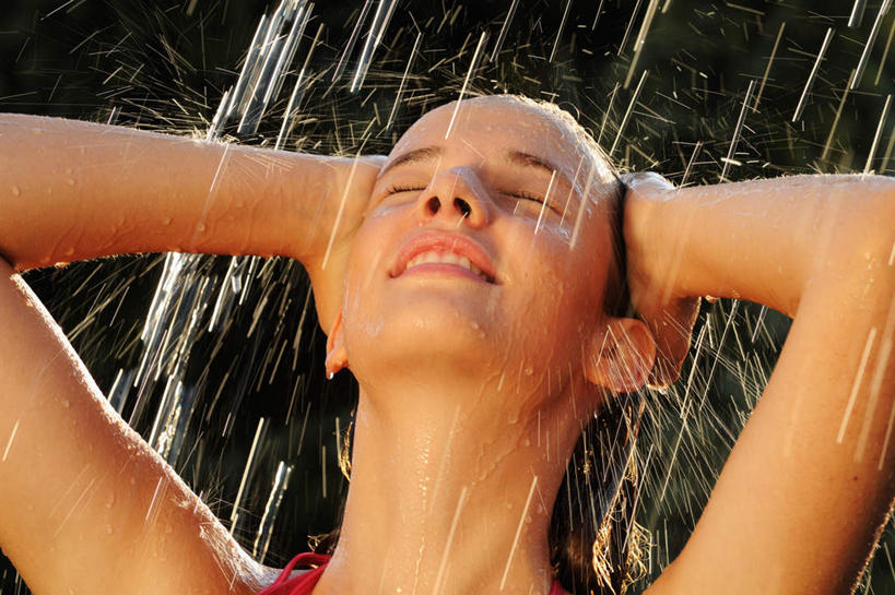 西方人,手,一个人,闭眼,摸,横图,室外,特写,白天,正面,洗澡,欧洲,欧洲人,双手,仅一个年轻女性,仅一个女性,仅一个人,抚摸,淋浴,光线,干净,阳光,清洁,享受,健康,手部,放松,保健,卫生,泡汤,尤物,淋湿,年轻女性,女人,女性,白种人,闭眼睛,闭着眼,闭着眼睛,触摸,接触,抬头,仰头,半身,彩图,沐浴,佳丽,丽人,美人