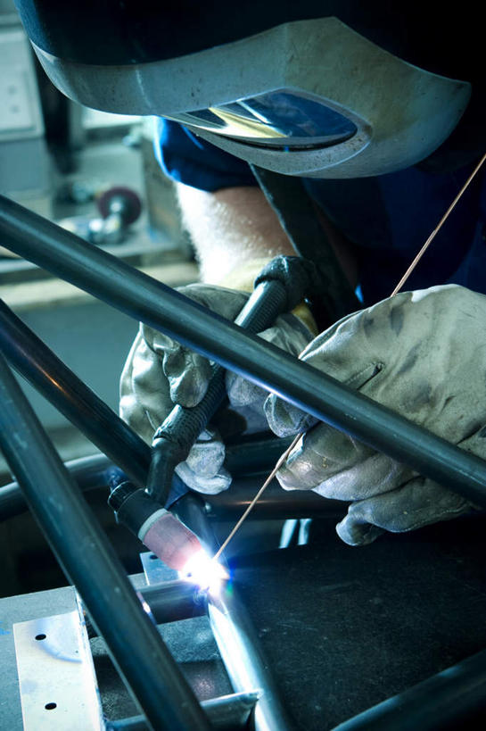 西方人,手,一个人,竖图,俯视,室内,白天,安全,金属制品,欧洲,欧洲人,仅一个男性,仅一个人,连接,握,阴影,组合,工作,反射,金属,面具,影子,防护,拿,隔热手套,微波炉手套,拿着,注视,仅一个年轻男性,手套,观察,看,手部,握着,观看,保护,电焊,焊接,察看,紧固,关注,拼接,拼凑,焊枪,拼合,凑集,聚合,撮合,牢固,电弧焊,厨房手套,隔热,男人,男性,年轻男性,白种人,半身,彩图,高角度拍摄