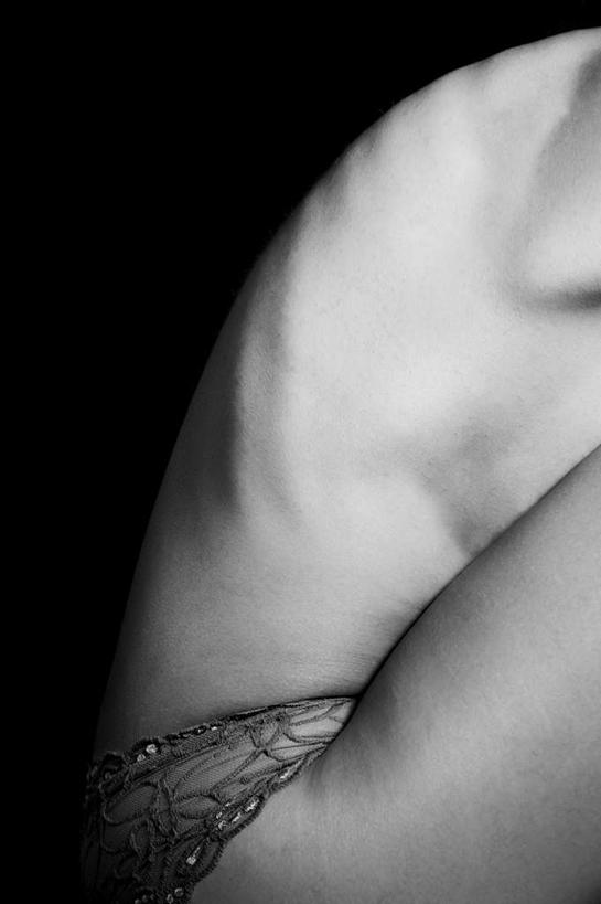 西方人,一个人,坐,竖图,黑白,室内,特写,白天,侧面,欧洲,欧洲人,仅一个年轻女性,仅一个女性,仅一个人,阴影,黑色背景,内衣,朦胧,模糊,反射,影子,蕾丝,摄影,影棚,抱膝,年轻女性,女人,女性,白种人,坐着,半身,影棚拍摄,拍摄