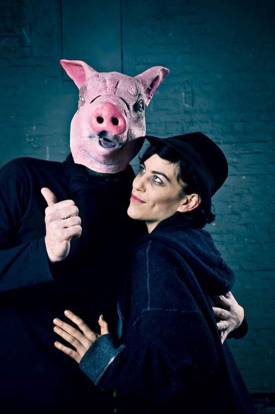 西方人,手,两个人,站,笑,摸,微笑,竖图,室内,白天,正面,智慧,帽子,欧洲,欧洲人,抚摸,阴影,突出,服装,反射,面具,影子,墙,礼帽,称赞,表扬,墙壁,墙面,衣服,手势,站着,手部,竖,服饰,翘,高,夸奖,衣着,优秀,穿着,猪头,好,妙,顺利,出色,超群,杰出,卓越,奇妙,衣饰,聪明,男人,男性,年轻男性,年轻女性,女人,女性,白种人,大拇指,触摸,接触,站立,半身,彩图