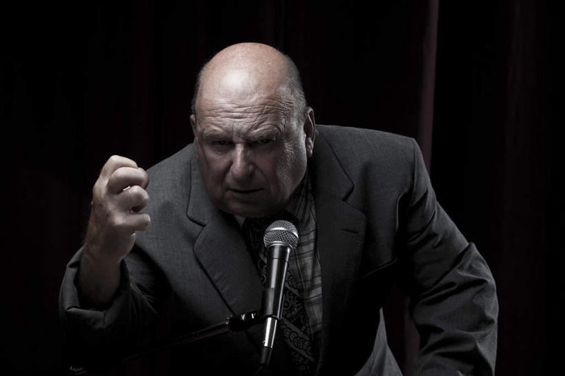 西方人,手,一个人,站,举,横图,室内,白天,正面,衬衫,西装,欧洲,欧洲人,仅一个男性,仅一个人,阴影,套装,正装,反射,影子,领带,注视,职业装,仅一个年轻男性,话筒,观察,看,托,演讲,站着,手部,观看,察看,麦克风,关注,扩音器,传声器,慷慨,微音器,激昂,男人,男性,年轻男性,白种人,举起,举手,举着,向上举,向上伸,向上托,站立,半身,彩图,衬衣