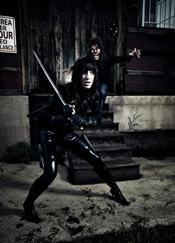 西方人,手,两个人,站,竖图,室外,白天,正面,竞争,草地,草坪,植物,楼梯,门,欧洲,欧洲人,对抗,握,阴影,服装,裤子,冲突,反射,影子,阶梯,墙,刀具,拿,拿着,牛仔裤,休闲装,破坏,墙壁,墙面,台阶,草,衣服,绿色,门框,刀,站着,休闲,手部,休闲服,武器,战争,握着,服饰,打架,损坏,攻击,威胁,对立,矛盾,兵器,打斗,防御,凶恶,狼人,斗殴,敌对,挫败,斗争,抗拒,抗衡,凶险,凶器,杀伤,威慑,阴险,狠毒,横暴,泼辣,肆虐,凶暴,凶横,暴虐,残暴,残忍,危险,凶残,凶狠,男人,男性,年轻男性,白种人,站立,彩图,全身,匕首