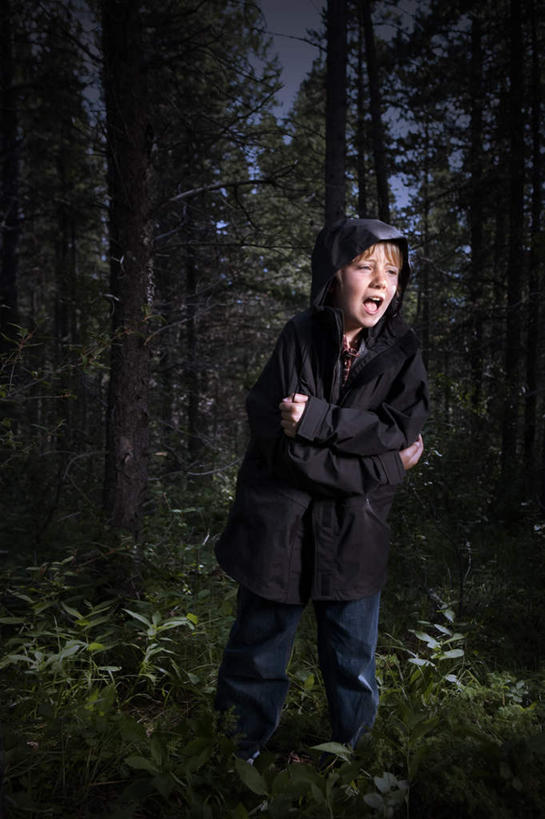 西方人,儿童,一个人,站,双手交叉,竖图,室内,白天,正面,纯洁,森林,树林,植物,叶子,欧洲,欧洲人,仅一个男性,仅一个人,阴影,服装,裤子,反射,影子,绿叶,牛仔裤,休闲装,树,树木,小孩,衣服,蓝色,绿色,蓝天,天空,自然,天,站着,仅一个小孩,休闲,休闲服,嫩叶,可爱,童年,童趣,服饰,生长,晴朗,成长,求救,双手抱胸,恐怖,吼叫,惧怕,迷路,童真,烂漫,无邪,万里无云,惊骇,恐惊,恐惧,天真,男孩,男人,男性,白种人,孩子,叶,叶片,晴空,晴空万里,站立,半身,彩图,男生