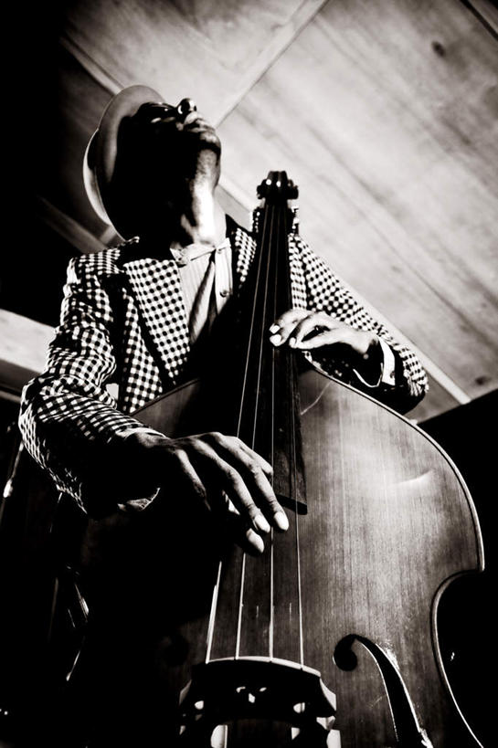 西方人,手,一个人,站,竖图,黑白,室内,白天,正面,西装,帽子,欧洲,欧洲人,仅一个男性,仅一个人,握,阴影,套装,正装,反射,墨镜,眼镜,影子,大提琴,乐器,弦乐器,拿,演奏,拿着,注视,职业装,礼帽,仅一个年轻男性,太阳镜,太阳眼镜,看,站着,手部,遮阳镜,握着,关注,弓拉弦乐器,弓拉弦鸣乐器,低音提琴,男人,男性,年轻男性,白种人,抬头,仰头,站立,半身