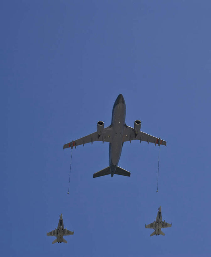 无人,竖图,室外,白天,仰视,旅游,度假,美景,飞机,阴影,光线,影子,景观,娱乐,航空,蓝色,蓝天,天空,阳光,自然,交通工具,天,享受,休闲,景色,放松,战争,空军,晴朗,战斗机,自然风光,载具,轰炸机,军用机,军用战斗机,三架,万里无云,晴空,晴空万里,彩图,低角度拍摄