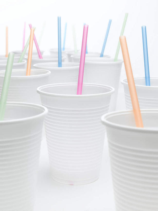 无人,竖图,俯视,室内,白天,杯子,许多,阴影,光线,影子,塑料,灯光,很多,塑料制品,吸管,塑料杯,五颜六色,空心,五彩缤纷,饮管,彩图,高角度拍摄,圆柱状