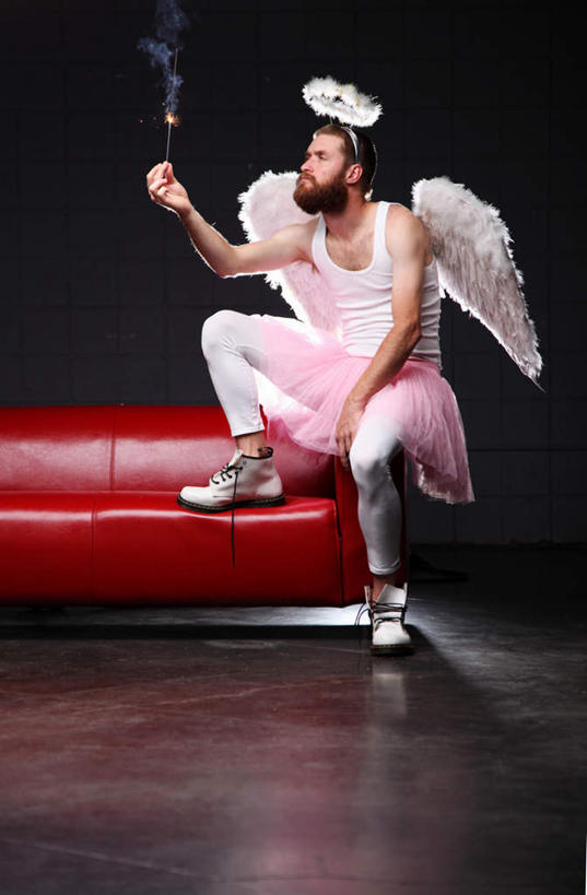 西方人,胡须,一个人,坐,举,竖图,室内,白天,正面,鞋,房间,沙发,烟火,鞋子,欧洲,欧洲人,仅一个男性,仅一个人,仅一个中年男性,天使,握,阴影,服装,裤子,光线,翅膀,影子,墙,灯光,皮革,拿,拿着,注视,休闲装,墙壁,墙面,衣服,焰火,观察,看,托,休闲,休闲服,握着,服饰,观看,察看,神圣,关注,善良,礼花,布艺沙发,信徒,花炮,礼花炮,使者,圣洁,男人,男性,中年男性,白种人,胡子,络腮胡,烟花,光环,举起,举手,举着,向上举,向上伸,向上托,坐着,彩图,全身,皮鞋