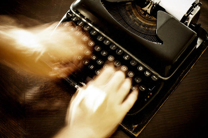 西方人,手,一个人,无人,横图,俯视,室内,白天,多次曝光,数码,科技,欧洲,欧洲人,双手,仅一个年轻女性,仅一个女性,仅一个人,敲打,阴影,古老,朦胧,模糊,网络,高光,几何,计算机图形,古典,合成,输入,一个,打字,手部,单个,点击,敲击,电脑合成图,数码合成图,打字机,写实,具体,具象,按键,年轻女性,女人,女性,白种人,半身,彩图,高角度拍摄