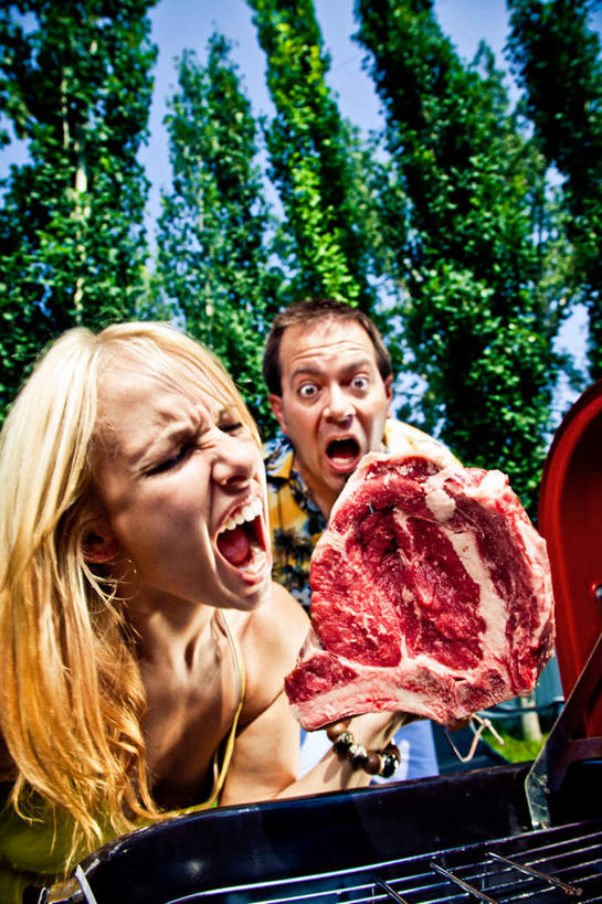 西方人,两个人,夫妻,站,坐,竖图,室外,白天,仰视,爱情,烧烤,植物,叶子,欧洲,欧洲人,吊挂,悬挂,咬,肉,生肉,绿叶,烤架,烤肉,浪漫,挂,注视,肉类,树,树木,绿色,观察,看,站着,张嘴,嫩叶,铁架,恩爱,恋人,生长,成长,观看,惊恐,察看,关注,张大嘴巴,肉食,惊慌,恐慌,惊骇,男人,男性,女人,女性,中年男性,中年女性,白种人,夫妇,情侣,叶,叶片,张开嘴,站立,坐着,半身,彩图,低角度拍摄,伴侣