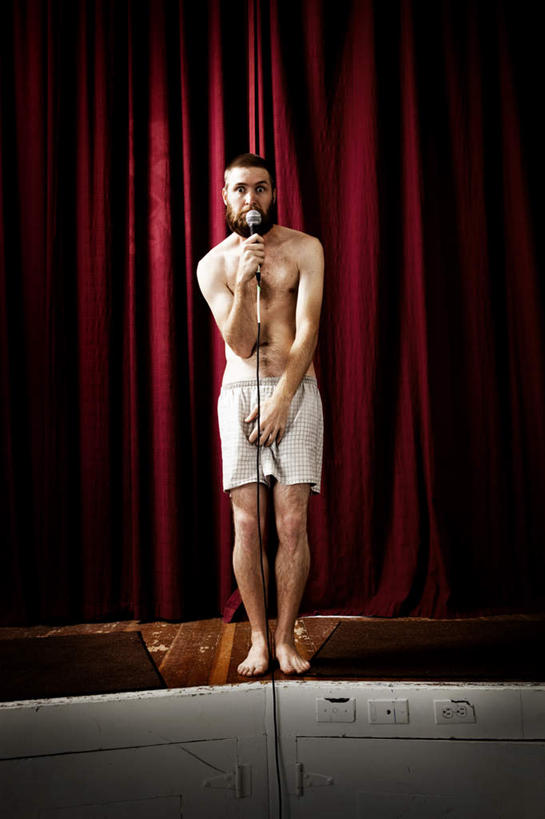 西方人,一个人,站,竖图,室内,白天,正面,欧洲,欧洲人,仅一个男性,仅一个人,仅一个中年男性,握,拿,拿着,注视,裸露,一个,红色,话筒,观察,看,站着,握着,遮,遮掩,唱歌,帷幕,单个,观看,察看,麦克风,掩盖,暴露,遮挡,关注,扩音器,帷幔,幕布,演唱,幕帘,传声器,歌唱,遮盖,掩饰,微音器,袒露,帷幔布,害臊,含羞,怕羞,害羞,男人,男性,中年男性,白种人,站立,彩图,全身