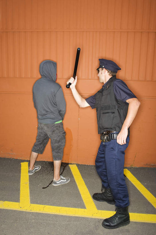 西方人,两个人,站,举,竖图,室外,白天,欧洲,欧洲人,握,小便,服装,界线,墙,警告,拿,拿着,休闲装,墙壁,墙面,背面,衣服,托,站着,休闲,休闲服,警示,握着,服饰,禁止,提醒,尿,暴力,逮捕,界限,拘捕,提示,限制,边界,警服,警棍,排泄物,拘系,还元汤,轮回酒,人尿,危险,男人,男性,年轻男性,白种人,举起,举手,举着,向上举,向上伸,向上托,站立,彩图,全身