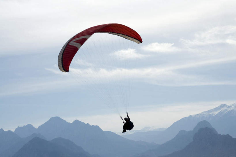 西方人,一个人,跳伞运动员,拉,横图,室外,白天,仰视,锻炼,旅游,度假,运动,跳伞,山,山脉,欧洲,欧洲人,仅一个男性,仅一个人,蜷缩,山峰,云,云朵,山峦,云彩,娱乐,仅一个年轻男性,蓝色,白云,蓝天,天空,群山,天,享受,休闲,放松,晴朗,室外运动,户外运动,男人,男性,年轻男性,白种人,晴空,伞兵,跳伞人,跳伞员,跳伞者,彩图,低角度拍摄,全身,健身