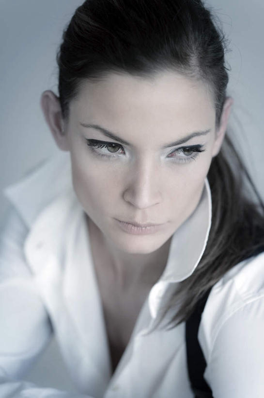 西方人,一个人,模特,坐,竖图,室内,白天,白色背景,正面,衬衫,欧洲,欧洲人,仅一个年轻女性,仅一个女性,仅一个人,沮丧,朦胧,模糊,注视,观察,看,摄影,影棚,观看,察看,关注,消极,懊丧,丧气,悲观,年轻女性,女人,女性,白种人,模特儿,坐着,半身,彩图,影棚拍摄,衬衣,拍摄