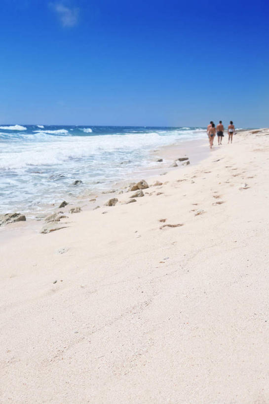 西方人,四个人,走,竖图,全景,室外,白天,正面,沙滩,天际线,墨西哥,欧洲,欧洲人,沙子,海岸,沙地,蓝色,蓝天,天空,天,晴朗,北美,北美洲,美洲,坎昆,万里无云,金塔纳罗奥州,北亚美利加洲,亚美利加洲,墨西哥合众国,仙人掌王国,金塔纳罗奥,男人,男性,年轻男性,年轻女性,女人,女性,白种人,海滩,晴空,晴空万里,步行,散步,走路,彩图,全身,观光,旅行,游览