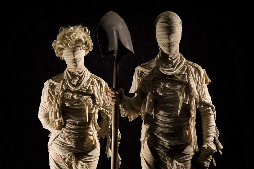 西方人,头发,两个人,站,横图,室内,白天,正面,金属制品,欧洲,欧洲人,握,阴影,黑色背景,反射,金属,工具,影子,拿,拿着,两个,一个,站着,金色,握着,摄影,铁锹,影棚,单个,捆绑,木乃伊,绑缚,男人,男性,女人,女性,中年男性,中年女性,白种人,绷带,站立,半身,彩图,影棚拍摄,拍摄