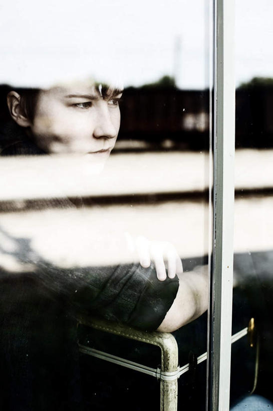 西方人,一个人,坐,竖图,室外,白天,侧面,寂寞,安全,窗户,玻璃,欧洲,欧洲人,仅一个年轻女性,仅一个女性,仅一个人,握,阴影,服装,光线,影子,拿,拿着,注视,休闲装,玻璃窗,玻璃制品,衣服,阳光,箱子,观察,看,休闲,休闲服,保险箱,握着,服饰,观看,保护,察看,关注,保险,私密,孑立,孤单,孤独,年轻女性,女人,女性,白种人,坐着,半身,彩图