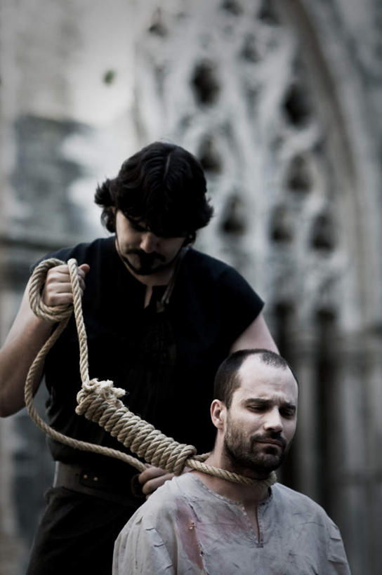 西方人,胡须,两个人,站,竖图,室外,白天,正面,失败,欧洲,欧洲人,握,阴影,服装,沮丧,生气,朦胧,模糊,光线,影子,拿,拿着,注视,休闲装,衣服,阳光,草绳,绳子,观察,看,站着,休闲,难受,休闲服,无奈,握着,愤怒,服饰,观看,绳索,失望,悲伤,察看,伤心,暴力,难过,发怒,关注,失落,情绪,脾气,颓废,忿怒,怨恨,强烈,挫败,受挫,落败,落空,错过,失足,失意,失策,失算,颓丧,衰颓,悲哀,懊丧,颓靡,气馁,丧气,稻草绳,绞刑,激动,败北,挫折,失利,男人,男性,中年男性,白种人,胡子,络腮胡,站立,半身,彩图,刽子手