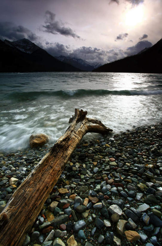 无人,竖图,室外,白天,正面,旅游,度假,河流,石头,美景,日落,山,山脉,水,植物,加拿大,阴影,波纹,干枯,光线,石子,影子,河水,景观,山峰,水流,晚霞,霞光,落日,枝条,山峦,娱乐,树,树木,树枝,水纹,天空,阳光,自然,黄昏,波浪,群山,天,享受,休闲,鹅卵石,景色,彩霞,放松,干涸,凋谢,北美,北美洲,自然风光,美洲,按摩石,洛矶山脉,落基山脉,北亚美利加洲,亚美利加洲,亚伯达盆地,夕照,虬枝,枝杈,枯槁,石块,夕阳,彩图,斜阳