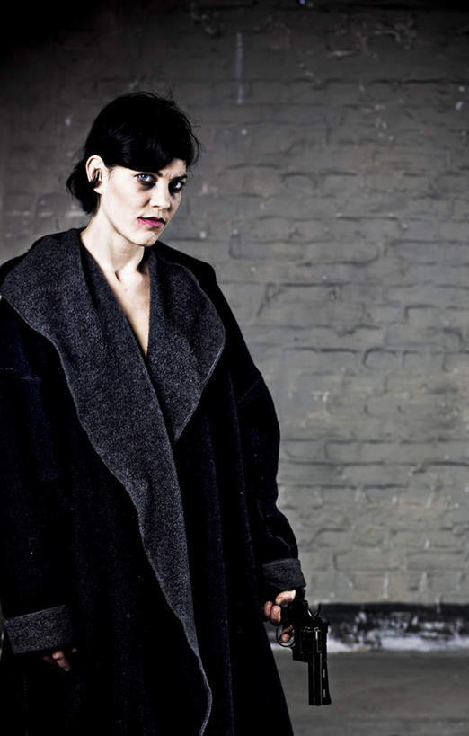 西方人,一个人,站,竖图,室内,白天,正面,竞争,欧洲,欧洲人,仅一个年轻女性,仅一个女性,仅一个人,对抗,握,服装,冲突,墙,拿,风衣,拿着,注视,休闲装,破坏,墙壁,墙面,衣服,观察,看,站着,休闲,休闲服,武器,战争,握着,服饰,手枪,观看,损坏,察看,攻击,威胁,对立,关注,矛盾,兵器,防御,敌对,挫败,斗争,抗拒,抗衡,杀伤,威慑,危险,年轻女性,女人,女性,白种人,站立,半身,彩图