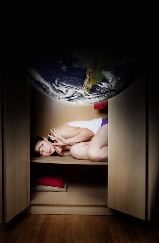 西方人,一个人,躺,竖图,室内,白天,正面,失败,仪器,海洋,地板,柜子,靠垫,地图,欧洲,欧洲人,仅一个年轻女性,仅一个女性,仅一个人,阴影,服装,沮丧,反射,网格,地球仪,线条,影子,世界地图,地球,陆地,靠枕,地面,全球,注视,休闲装,木地板,球,衣服,经纬线,模型,抱枕,衣橱,枕头,观察,看,休闲,难受,球体,休闲服,无奈,地理,国家,服饰,观看,失望,悲伤,大陆,察看,世界,伤心,难过,关注,失落,蜷曲,纬线,版图,经线,颓废,更衣橱,经纬仪,地理学,挫败,受挫,落败,落空,错过,失足,失意,失策,失算,颓丧,衰颓,悲哀,懊丧,颓靡,气馁,丧气,卧着,败北,挫折,失利,年轻女性,女人,女性,白种人,躺着,卧,半身,彩图,大洋,大洲