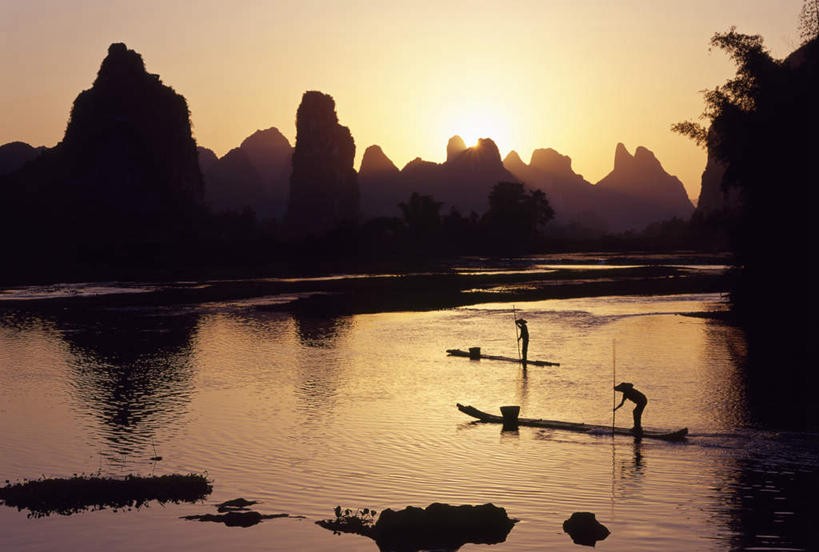 无人,横图,室外,白天,正面,旅游,度假,湖,湖泊,美景,日落,山,山脉,水,一排,阴影,竹制,整齐,编织,光线,影子,竹排,湖面,景观,山峰,水流,水面,晚霞,霞光,落日,运输工具,山峦,背光,娱乐,竹筏,排列,天空,阳光,自然,黄昏,交通工具,湖水,群山,天,享受,休闲,景色,彩霞,放松,竹条,竹制品,队列,自然风光,载具,逆光,夕照,水上交通工具,夕阳,彩图,斜阳