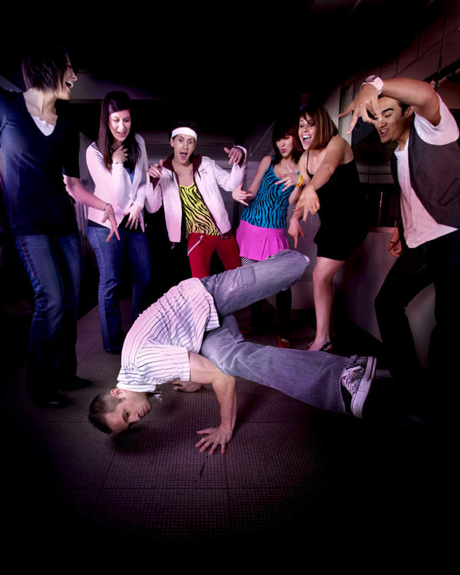 西方人,站,竖图,室内,白天,正面,聚会,跳舞,欧洲,欧洲人,阴影,黑色背景,服装,欢呼,光线,影子,灯光,许多人,休闲装,衣服,站着,一群人,休闲,休闲服,摄影,服饰,影棚,街舞,喝彩,嘻哈,集会,舞姿,霹雳舞,聚首,男人,男性,年轻男性,年轻女性,女人,女性,白种人,站立,彩图,全身,影棚拍摄,拍摄,舞蹈