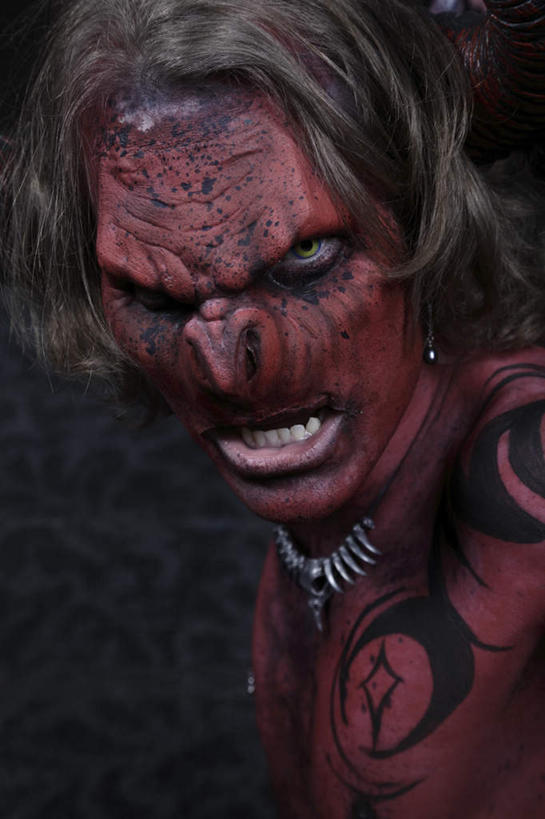 西方人,脸,头,脸颊,一个人,站,竖图,室内,白天,正面,时尚,欧洲,欧洲人,仅一个男性,仅一个人,黑色背景,装饰,面具,文化,纹身,仅一个年轻男性,站着,个性,摄影,信仰,影棚,点缀,恐怖,刺青,追求,凶恶,想象,可怕,凶险,文身,勇气,崇拜,张扬,阴险,可骇,狠毒,横暴,泼辣,肆虐,凶暴,凶横,恐惧,暴虐,残暴,残忍,凶残,凶狠,男人,男性,年轻男性,白种人,头部,脸部,脸蛋,面部,站立,半身,彩图,影棚拍摄,拍摄