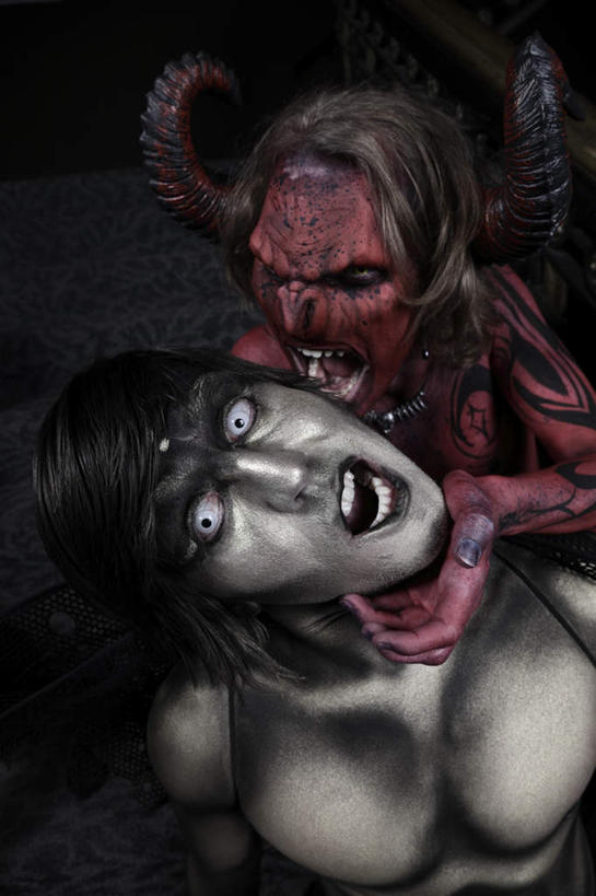 西方人,两个人,演员,电影明星,竖图,俯视,室内,白天,时尚,欧洲,欧洲人,表演,阴影,黑色背景,光线,影子,灯光,文化,纹身,扮演,个性,摄影,信仰,影棚,演出,暴力,恐怖,刺青,追求,恶魔,想象,可怕,杀害,文身,勇气,崇拜,张扬,可骇,殛毙,戕害,杀戮,屠戮,恐惧,男人,男性,年轻男性,年轻女性,女人,女性,白种人,影视明星,半身,彩图,高角度拍摄,影棚拍摄,拍摄