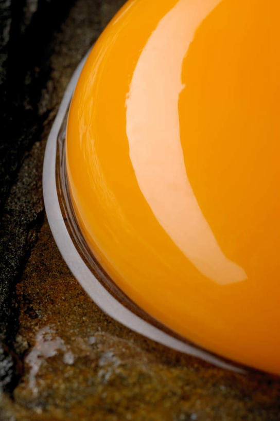 无人,竖图,俯视,室内,特写,白天,静物,阴影,光线,影子,灯光,蛋,蛋黄,鸡蛋,黄色,草鸡蛋,卵,彩图,高角度拍摄