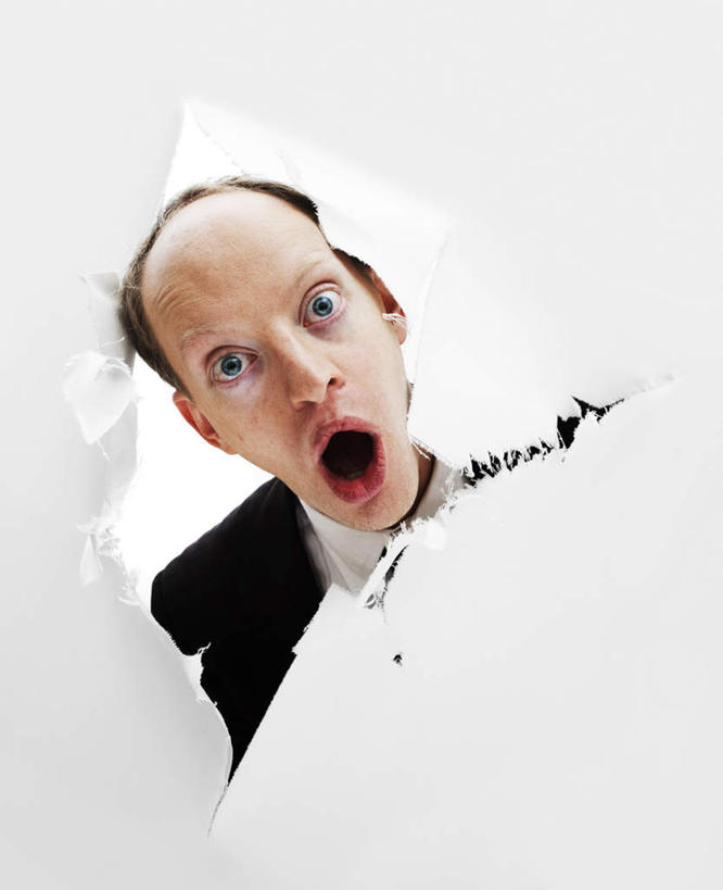 西方人,脸,头,脸颊,一个人,竖图,室内,白天,仰视,欧洲,欧洲人,仅一个男性,仅一个人,阴影,惊讶,光线,影子,纸张,撕裂,注视,破坏,破损,仅一个年轻男性,阳光,观察,看,张嘴,观看,惊奇,损坏,察看,关注,张大嘴巴,男人,男性,年轻男性,白种人,头部,脸部,脸蛋,面部,张开嘴,半身,彩图,低角度拍摄