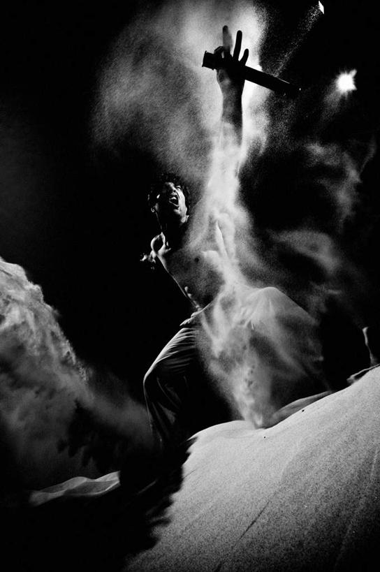 东方人,一个人,竖图,黑白,室外,夜晚,仰视,武术,沙漠,亚洲,仅一个男性,仅一个人,阴影,光线,影子,灯光,沙丘,黄种人,仅一个年轻男性,忍者,技击,男人,男性,年轻男性,亚洲人,大漠,砂漠,低角度拍摄,全身