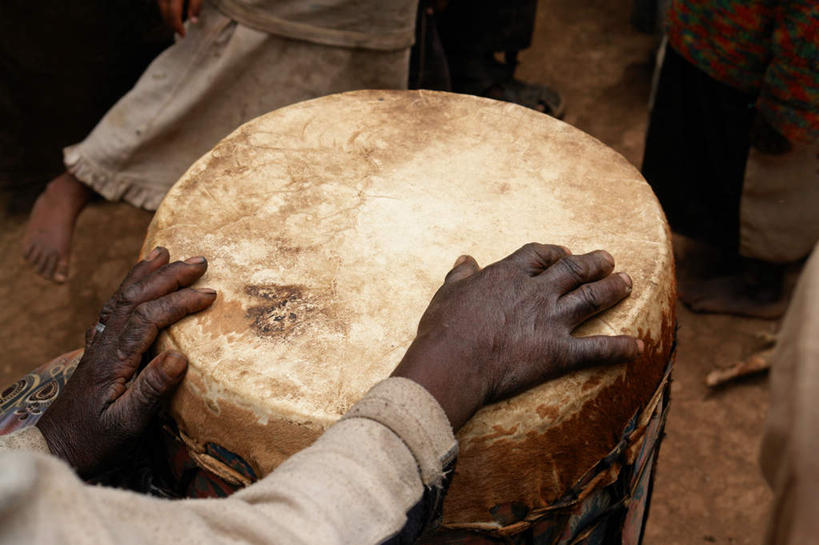 西方人,手,一个人,横图,俯视,室内,白天,欧洲,非洲,黑人,欧洲人,仅一个男性,仅一个人,古老,破旧,陈旧,鼓,乐器,仅一个老年男性,手部,打击乐器,陈腐,老年男性,男人,男性,非洲人,半身,彩图,高角度拍摄