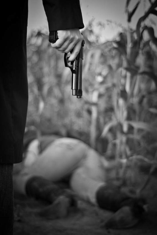 西方人,两个人,农田,竖图,黑白,室外,特写,白天,正面,庄稼,农作物,欧洲,欧洲人,握,朦胧,模糊,枪,拿,拿着,握着,犯罪,犯法,杀害,殛毙,戕害,杀戮,屠戮,男人,男性,年轻男性,年轻女性,女人,女性,白种人,半身,耕地,庄稼田