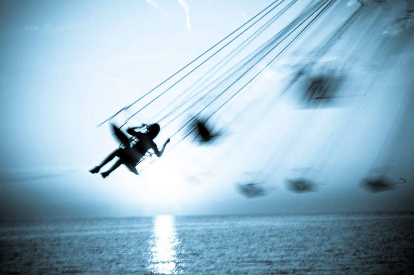 西方人,儿童,一个人,游乐园,坐,横图,全景,室外,白天,正面,沙滩,天际线,游乐场,欧洲,欧洲人,仅一个女性,仅一个人,阴影,朦胧,模糊,光线,沙子,影子,海岸,沙地,背光,小孩,天空,阳光,天,仅一个小孩,连续,逆光,乐园,持续,继续,接连,陆续,延续,一连,女孩,女人,女性,白种人,孩子,海滩,坐着,彩图,全身,女生