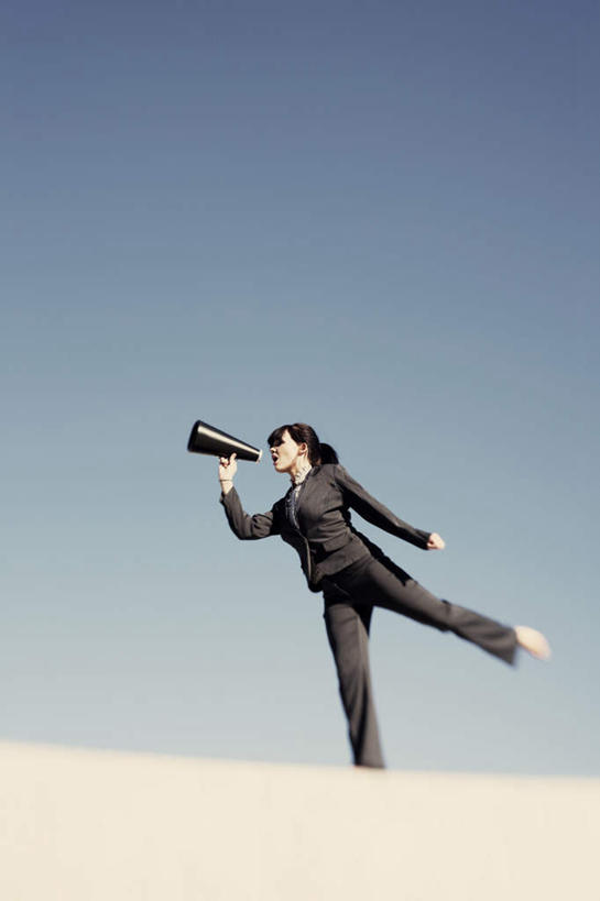 西方人,一个人,商务人士,商务女性,站,竖图,室外,白天,仰视,沙漠,欧洲,欧洲人,仅一个年轻女性,仅一个女性,仅一个人,握,阴影,套装,光线,影子,拿,拿着,喇叭,蓝色,蓝天,天空,阳光,话筒,天,站着,握着,晴朗,单腿,传声筒,商务装,工薪阶层,万里无云,年轻女性,女人,女性,白种人,白领,上班族,大漠,砂漠,晴空,晴空万里,站立,彩图,低角度拍摄,全身