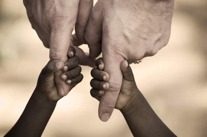 西方人,儿童,手,两个人,家庭,父亲,儿子,横图,室外,特写,白天,正面,纯洁,欧洲,非洲,黑人,欧洲人,朦胧,模糊,小孩,牵手,温暖,温馨,父子,一家人,手部,父爱,可爱,童年,童趣,和睦,童真,烂漫,无邪,天真,男孩,男人,男性,年轻男性,非洲人,孩子,年轻人,半身,彩图,融洽,男生