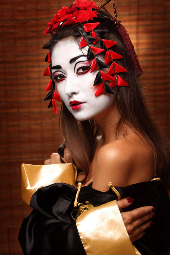 东方人,一个人,模特,竖图,室内,白天,侧面,亚洲,仅一个年轻女性,仅一个女性,仅一个人,装饰,头饰,黄种人,裸露,红色,白色,黑色,华丽,修饰,点缀,暴露,艺妓,衬托,美观,雅致,雅观,袒露,尤物,年轻女性,女人,女性,亚洲人,模特儿,半身,彩图,佳丽,丽人,美人