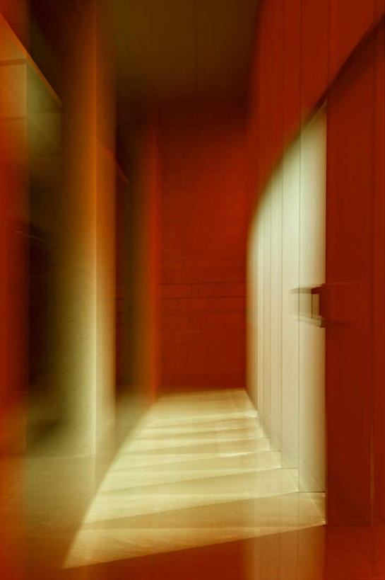 无人,竖图,室内,白天,正面,广角镜头,地板,阴影,朦胧,模糊,光线,影子,柱子,地面,木地板,红色,阳光,彩图