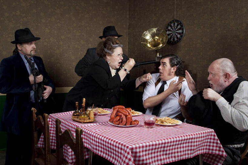 西方人,家庭,夫妻,母亲,父亲,儿子,站,横图,室内,白天,正面,爱情,聚会,欧洲,欧洲人,五个人,布料,方格,枪,许多人,浪漫,布纹,注视,桌布,红色,餐巾,台布,观察,看,站着,一群人,温暖,温馨,父子,母子,一家人,恩爱,父爱,母爱,恋人,观看,害怕,惊恐,和睦,察看,罪犯,胆怯,关注,集会,惊慌,恐慌,来福枪,打劫,畏惧,惊骇,聚首,杀手,老年男性,老年女性,男人,男性,年轻男性,女人,女性,白种人,夫妇,情侣,站立,半身,彩图,伴侣,融洽