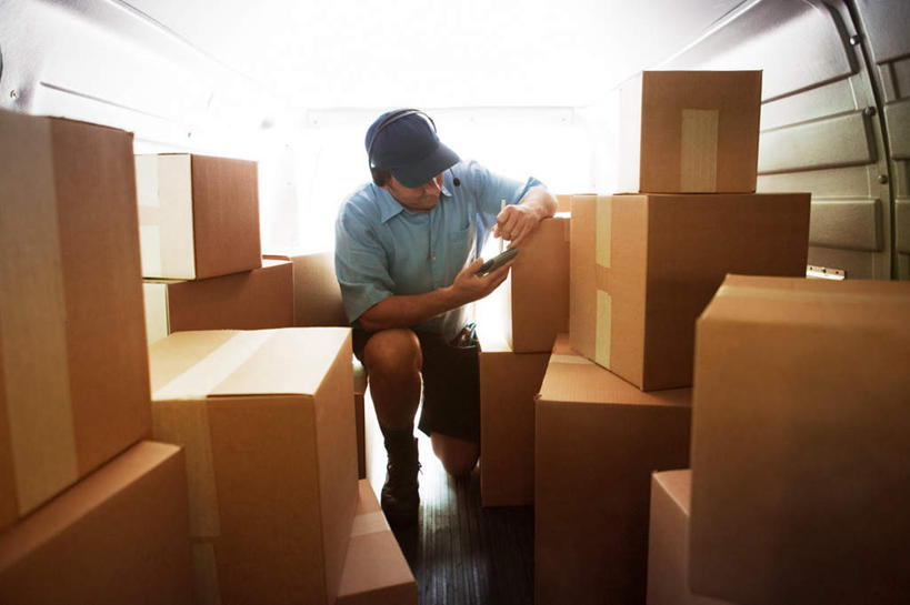 西方人,一个人,站,横图,室外,白天,正面,汽车,欧洲,欧洲人,仅一个男性,仅一个人,仅一个中年男性,一堆,一辆,许多,堆叠,堆积,传递,信息,邮件,纸盒,面包车,很多,联系,注视,车,盒子,容器,交通工具,观察,看,站着,快递员,联络,邮递,通信,停放,信件,观看,储藏,堆,寻找,察看,查找,储存,关注,载具,快递,邮政,速递,男人,男性,中年男性,白种人,站立,半身,彩图,贮存