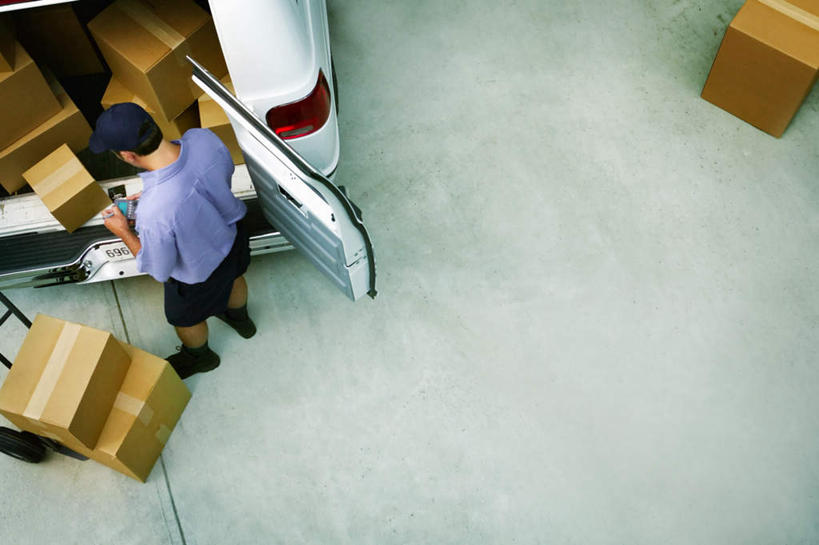 西方人,一个人,站,横图,俯视,室外,白天,汽车,欧洲,欧洲人,仅一个男性,仅一个人,仅一个中年男性,一堆,一辆,许多,堆叠,堆积,传递,信息,邮件,纸盒,面包车,很多,联系,注视,车,盒子,容器,交通工具,观察,看,站着,快递员,联络,邮递,通信,停放,信件,观看,储藏,堆,寻找,察看,查找,储存,关注,载具,快递,邮政,速递,男人,男性,中年男性,白种人,站立,彩图,高角度拍摄,全身,贮存