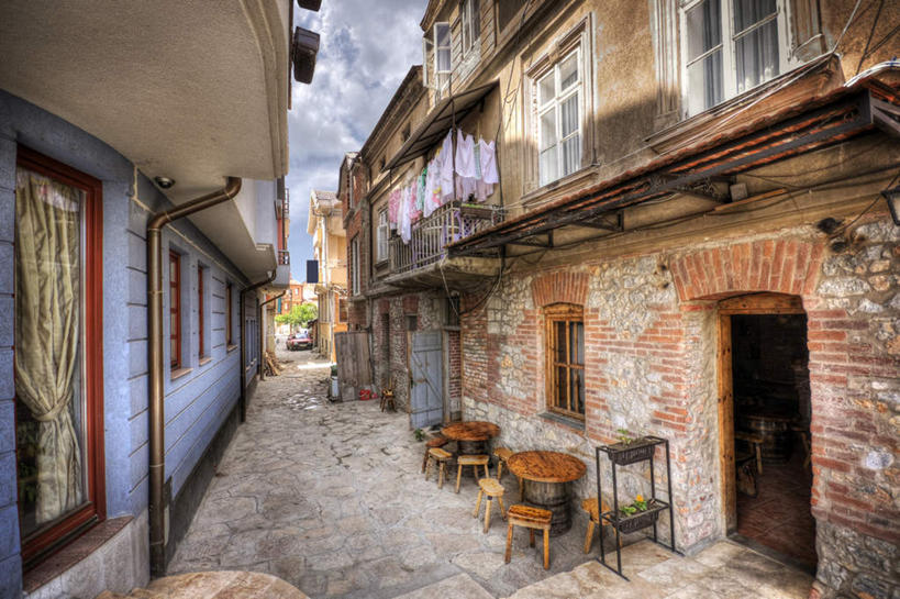 无人,家,横图,室外,白天,正面,广角镜头,鱼眼镜头,道路,街道,路,房屋,屋子,云,云朵,小路,交通,云彩,楼房,住宅,蓝色,白云,蓝天,天空,天,晴朗,巴尔干,晴空,彩图,房子