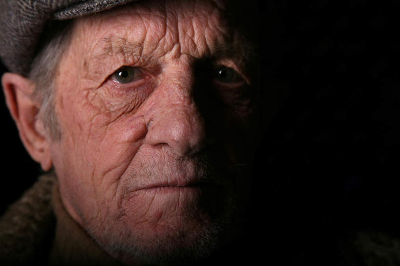 西方人,皱纹,一个人,站,横图,室内,特写,白天,正面,帽子,欧洲,欧洲人,仅一个男性,仅一个人,戴,黑色背景,注视,观察,看,站着,仅一个老年男性,摄影,影棚,观看,戴着,察看,关注,一顶,苍老,衰老,朽迈,老年男性,男人,男性,白种人,站立,半身,彩图,影棚拍摄,拍摄