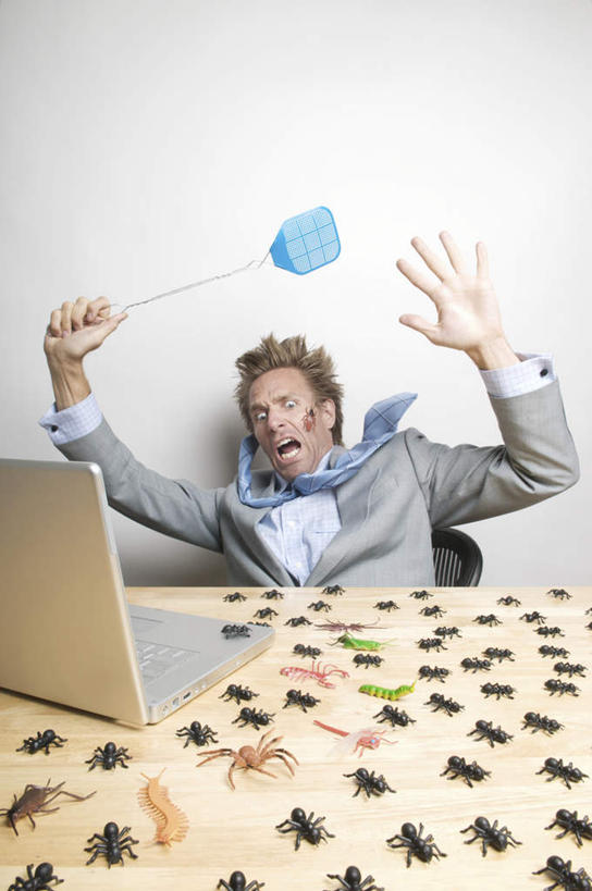 西方人,一个人,商务人士,商务男性,坐,举,伸展双臂,竖图,室内,白天,正面,衬衫,电脑,笔记本电脑,欧洲,欧洲人,仅一个男性,仅一个人,仅一个中年男性,套装,网络,昆虫,注视,通讯设备,一只,动物,观察,看,托,观看,惊恐,惊吓,一台,察看,无线,关注,通信设备,商务装,无线网络,益虫,无线上网,便携式电脑,工薪阶层,惊慌,恐慌,惊骇,手提电脑,男人,男性,中年男性,白种人,白领,上班族,敞开双臂,举起,举手,举着,伸开双臂,向上举,向上伸,向上托,展开双肩,张开手臂,张开双臂,坐着,半身,彩图,衬衣