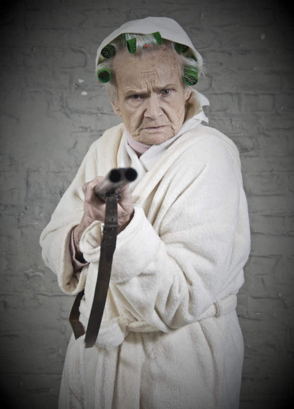 西方人,一个人,站,竖图,室内,白天,正面,光晕,欧洲,欧洲人,仅一个女性,仅一个人,一把,握,枪,拿,拿着,注视,灰色,观察,看,站着,猎枪,握着,仅一个老年女性,观看,察看,关注,对准,瞄准,老年女性,女人,女性,白种人,站立,半身,彩图,浴衣