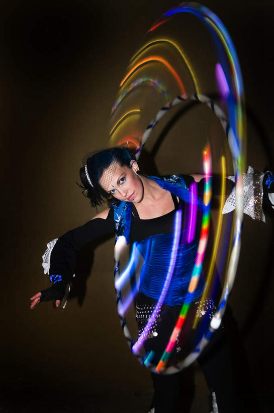 西方人,一个人,跳舞者,站,伸展双臂,竖图,俯视,室内,白天,裙子,欧洲,欧洲人,仅一个年轻女性,仅一个女性,仅一个人,服装,长裙,衣服,站着,服饰,半身裙,衣着,穿着,衣饰,年轻女性,女人,女性,白种人,舞蹈家,舞蹈演员,舞者,敞开双臂,伸开双臂,展开双肩,站立,张开手臂,张开双臂,半身,彩图,高角度拍摄