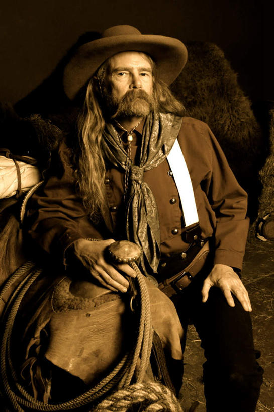 西方人,一个人,站,竖图,室内,白天,正面,帽子,欧洲,欧洲人,仅一个男性,仅一个人,仅一个中年男性,阴影,服装,光线,影子,注视,休闲装,马鞍,衣服,阳光,观察,看,站着,休闲,休闲服,牛仔帽,服饰,观看,察看,关注,男人,男性,中年男性,白种人,站立,半身,彩图