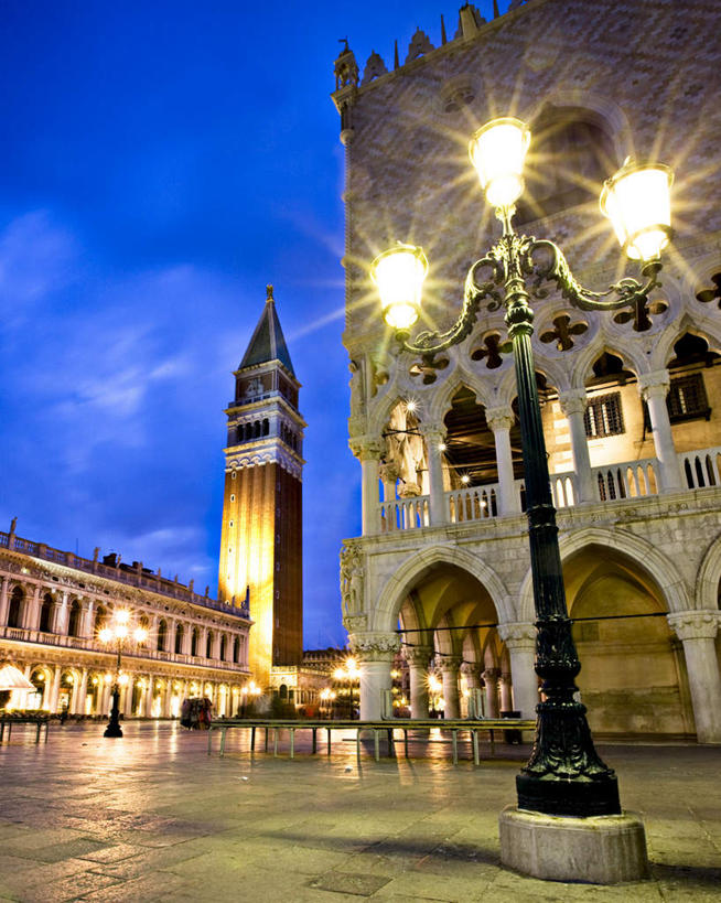 无人,家,竖图,室外,白天,正面,度假,美景,城市风光,城市,道路,路,路灯,公路,照明,意大利,欧洲,威尼斯,房屋,屋子,景观,云,云朵,灯光,交通,云彩,娱乐,楼房,住宅,灯,蓝色,白云,蓝天,天空,天,享受,休闲,景色,放松,晴朗,照亮,照明设备,南欧,圣马克广场,意大利共和国,威尼斯中心广场,晴空,马路,彩图,房子