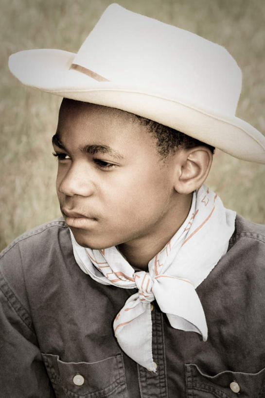 西方人,一个人,坐,竖图,室外,白天,正面,帽子,欧洲,欧洲人,仅一个男性,仅一个人,注视,运动帽,仅一个年轻男性,观察,看,鸭舌帽,观看,察看,关注,男人,男性,年轻男性,白种人,坐着,半身,彩图