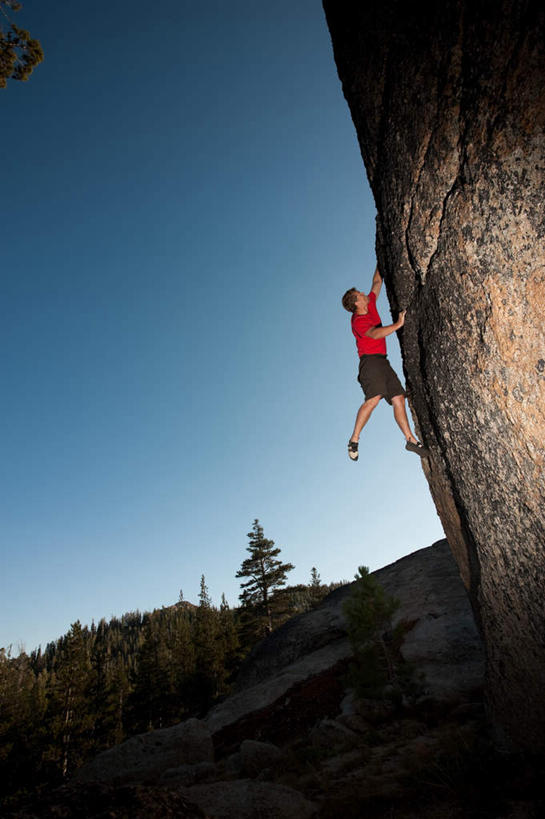 西方人,一个人,运动员,举,攀登,竖图,室外,白天,仰视,锻炼,运动,石头,森林,山,山脉,树林,植物,欧洲,欧洲人,仅一个男性,仅一个人,石子,山峰,山峦,树,树木,仅一个年轻男性,绿色,自然,群山,托,生长,成长,体育,男人,男性,年轻男性,白种人,石块,岩石,体育运动员,运动选手,登攀,登山,举起,举手,举着,爬山,攀,攀高,攀爬,向上举,向上伸,向上托,彩图,低角度拍摄,全身,健身